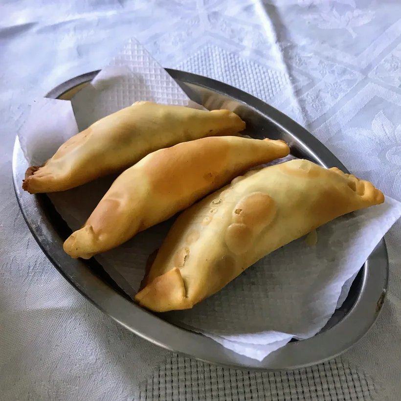 Pastéis fritos do Hera servidos na travessa