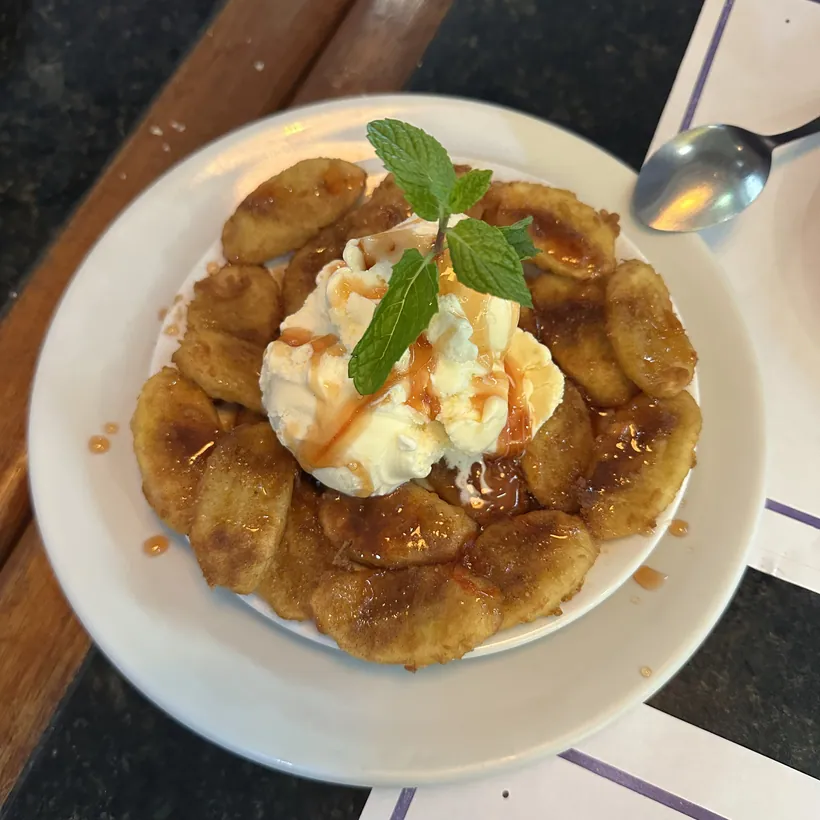 Delícia da Casa: banana frita com sorvete e calda